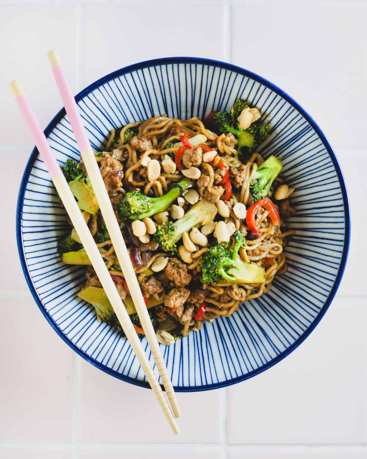 Hoisin nudler med kylling og grøntsager