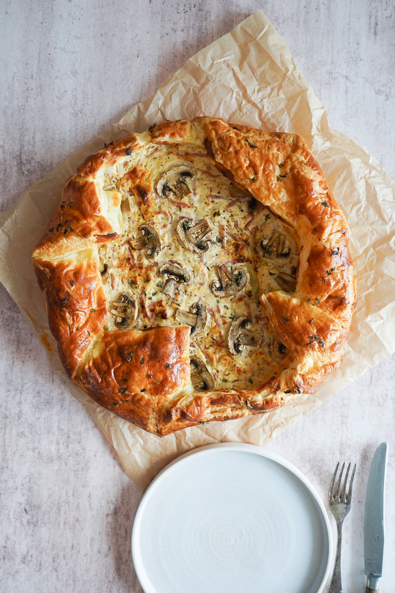 Galette med pikantost og skinke