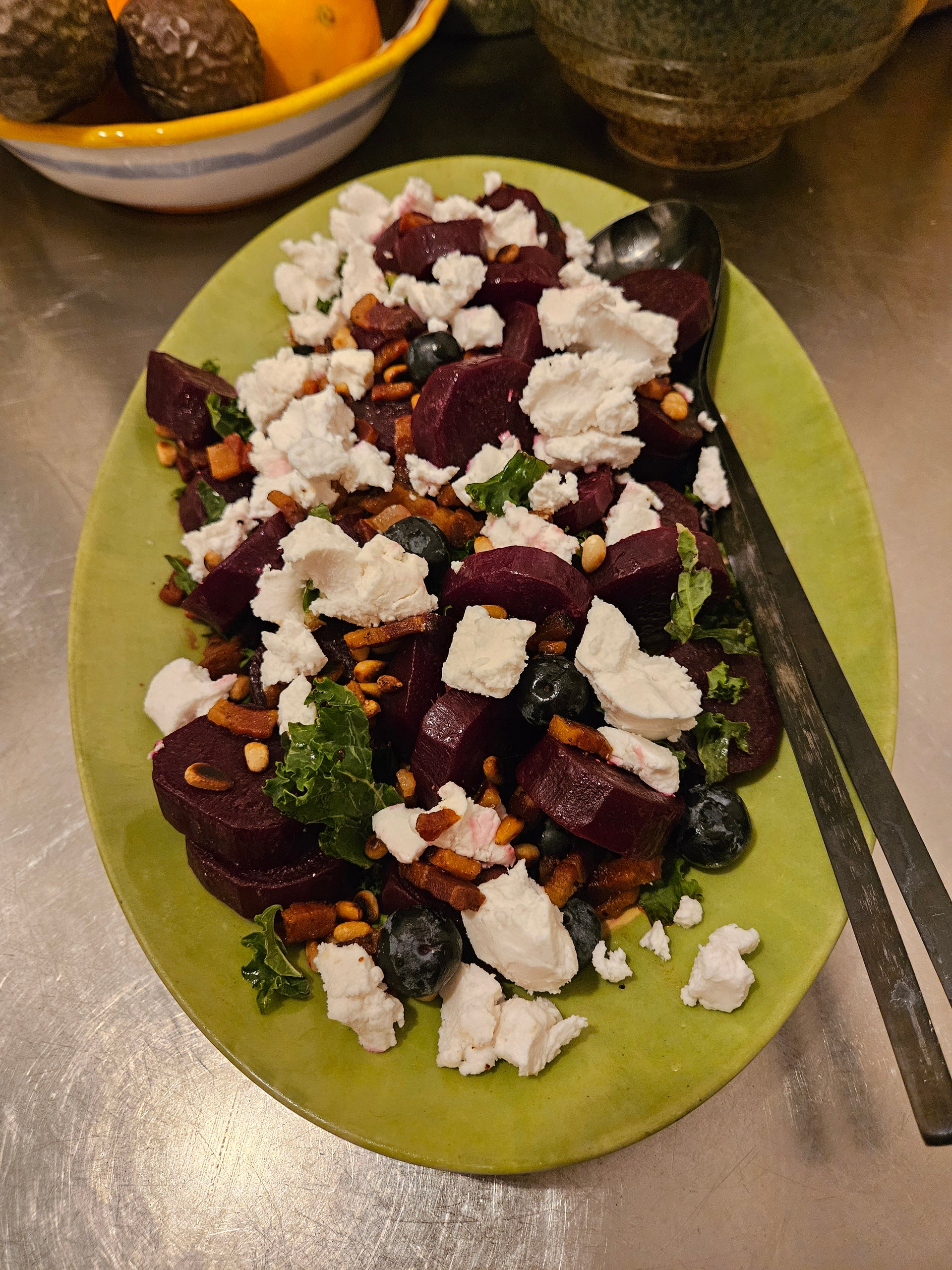 Rødbedesalat med pancetta, pinjekerner og cremet gedeost