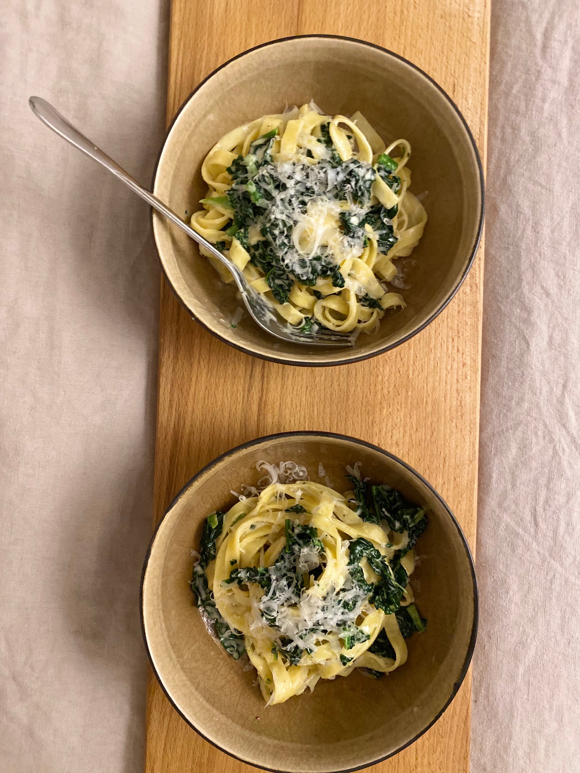 Pasta med ostesauce og palmekål