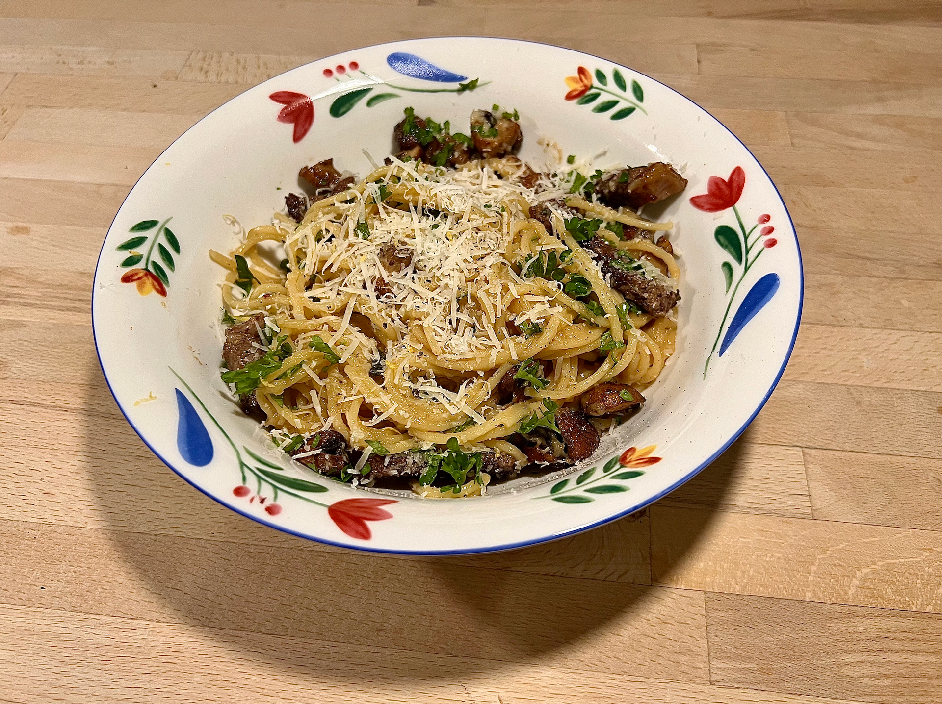 Pasta med cremet sovs på bløde løg, svampe og oksefillet