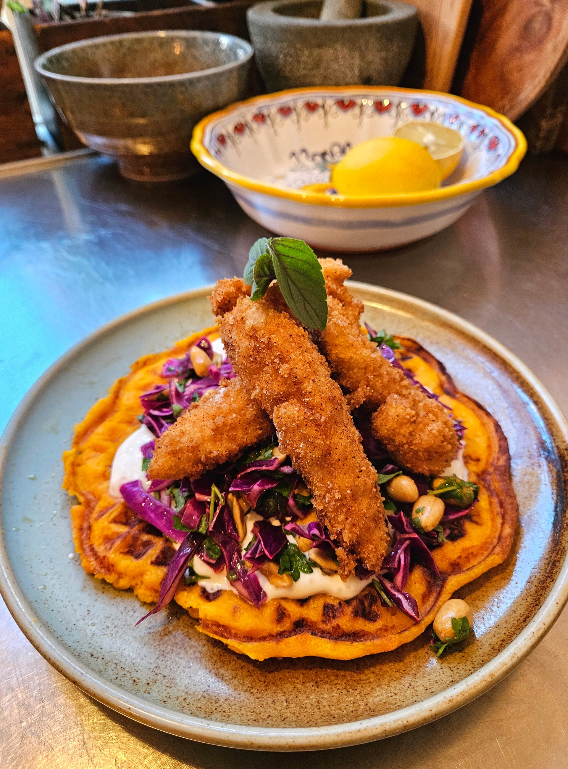 Vaffel af sød kartoffel med aioli-dressing, kålsalat og crispy chicken😃