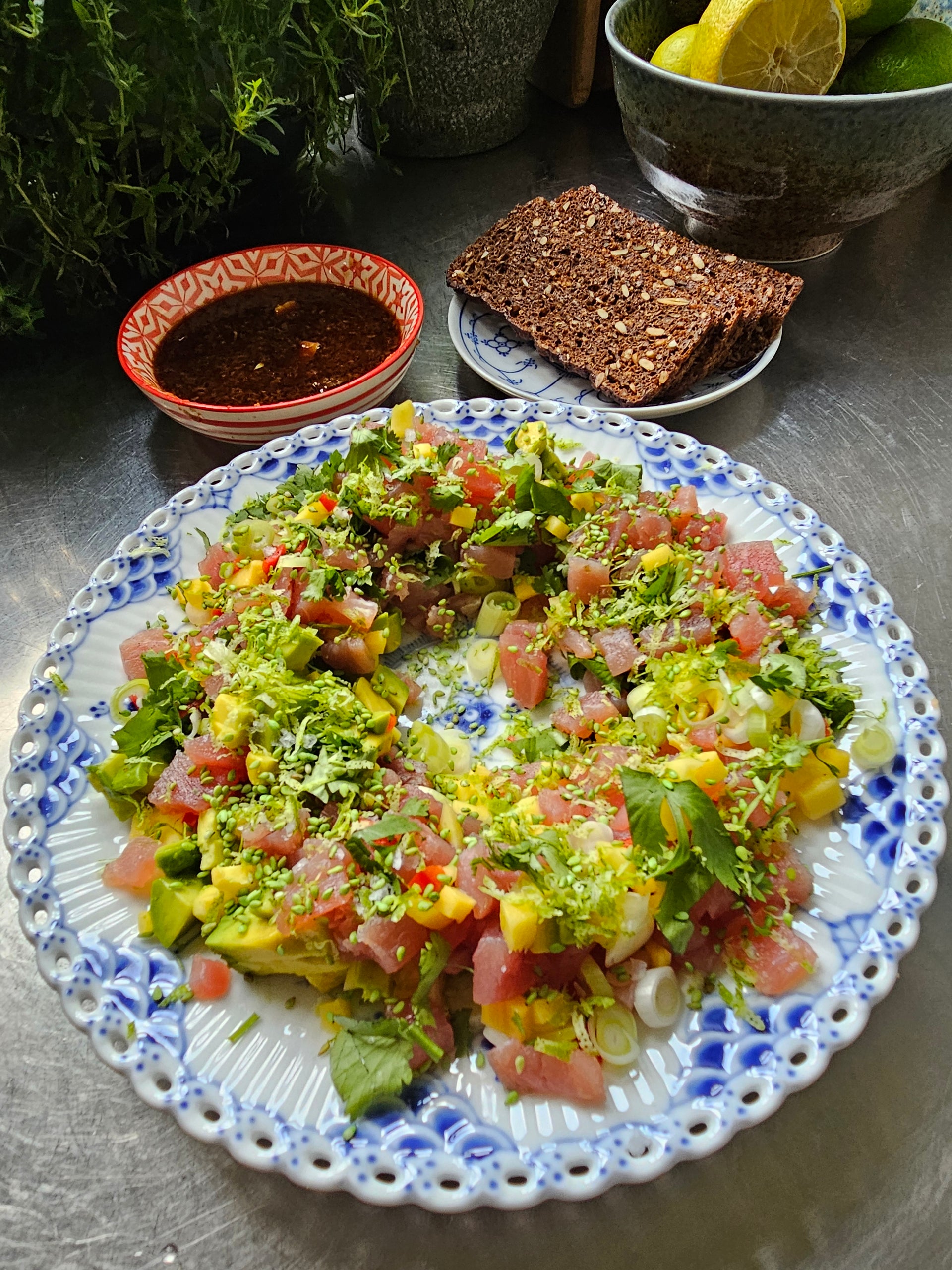 Tuntatar med mango, avokado, chili og koriander