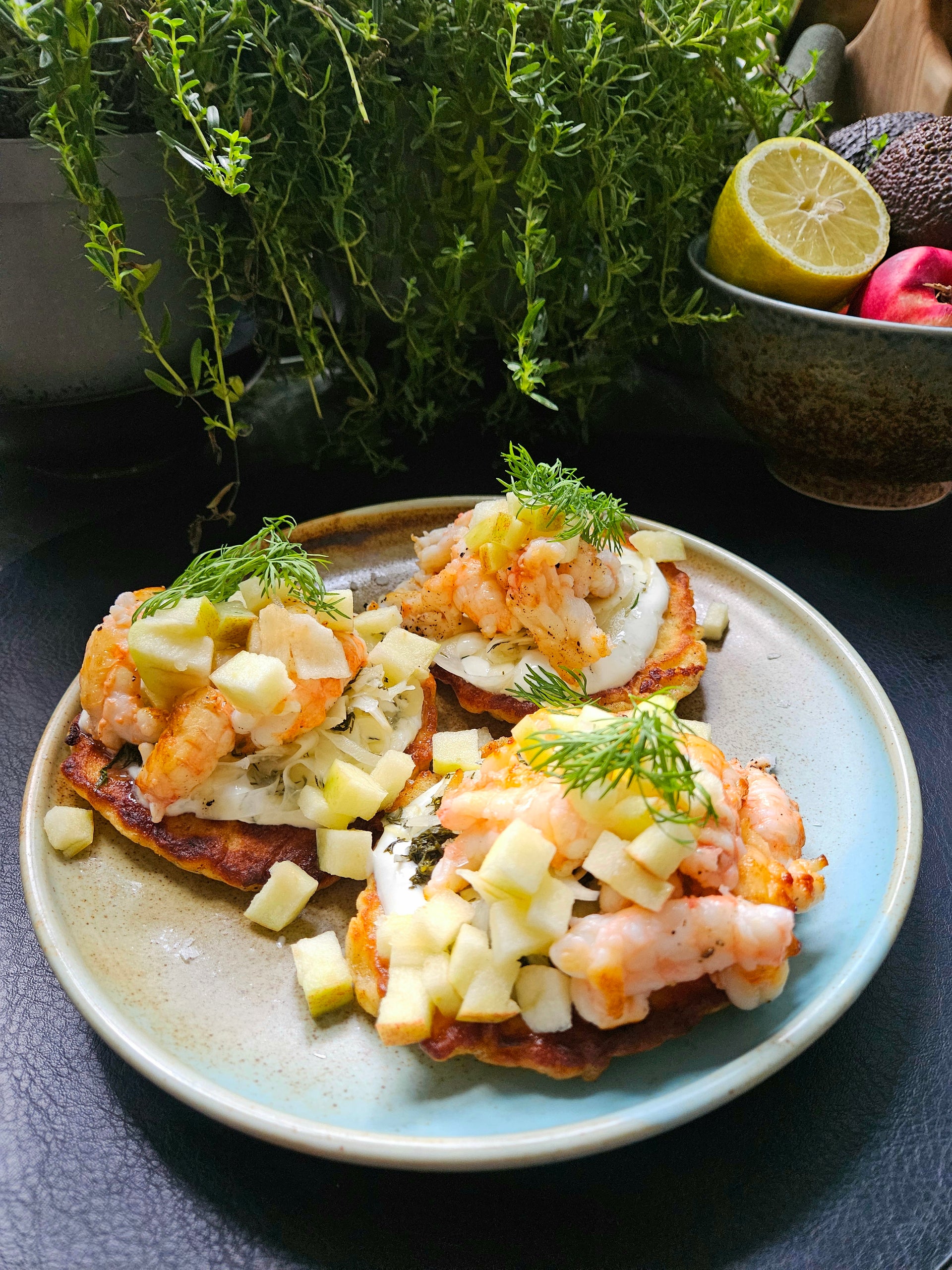 Rustikke kartoffel pandekager med lynsyltet fennikel, limecreme, hummerhaler og finthakket æble på toppen.