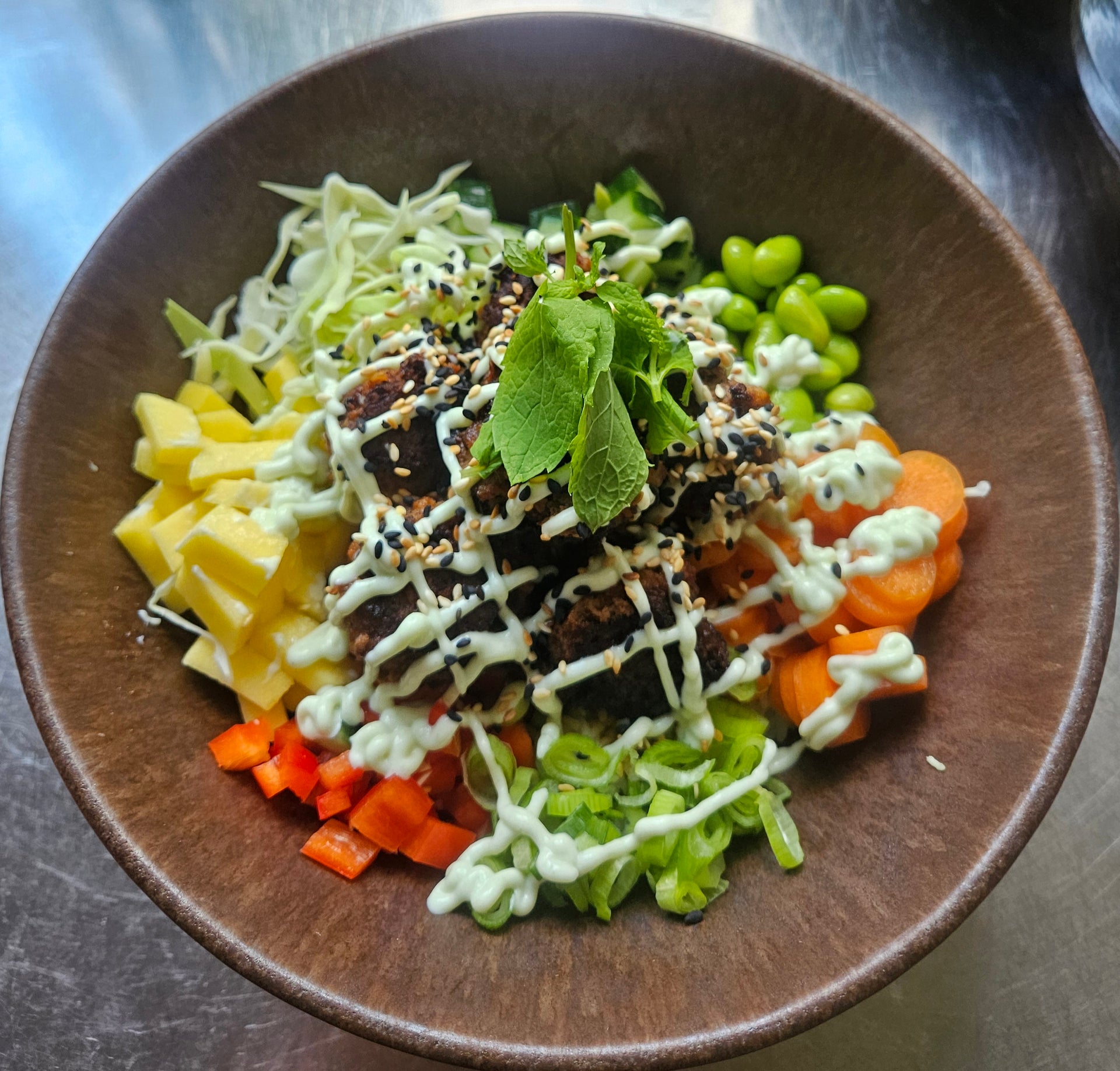 Pokebowl med spicy kødboller og grønt